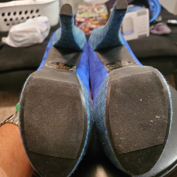 Heels - Picture 3 of 3